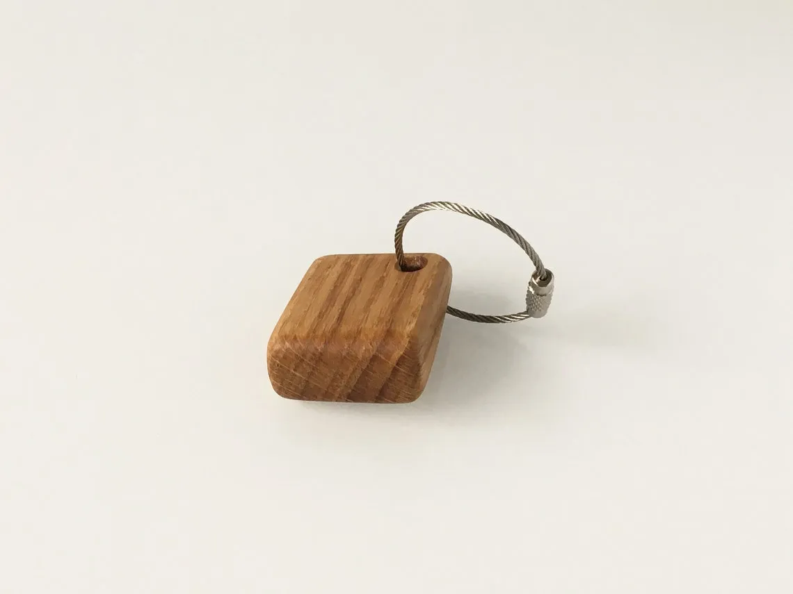 Back of the oak keyring showing plain oiled grain without engraving
