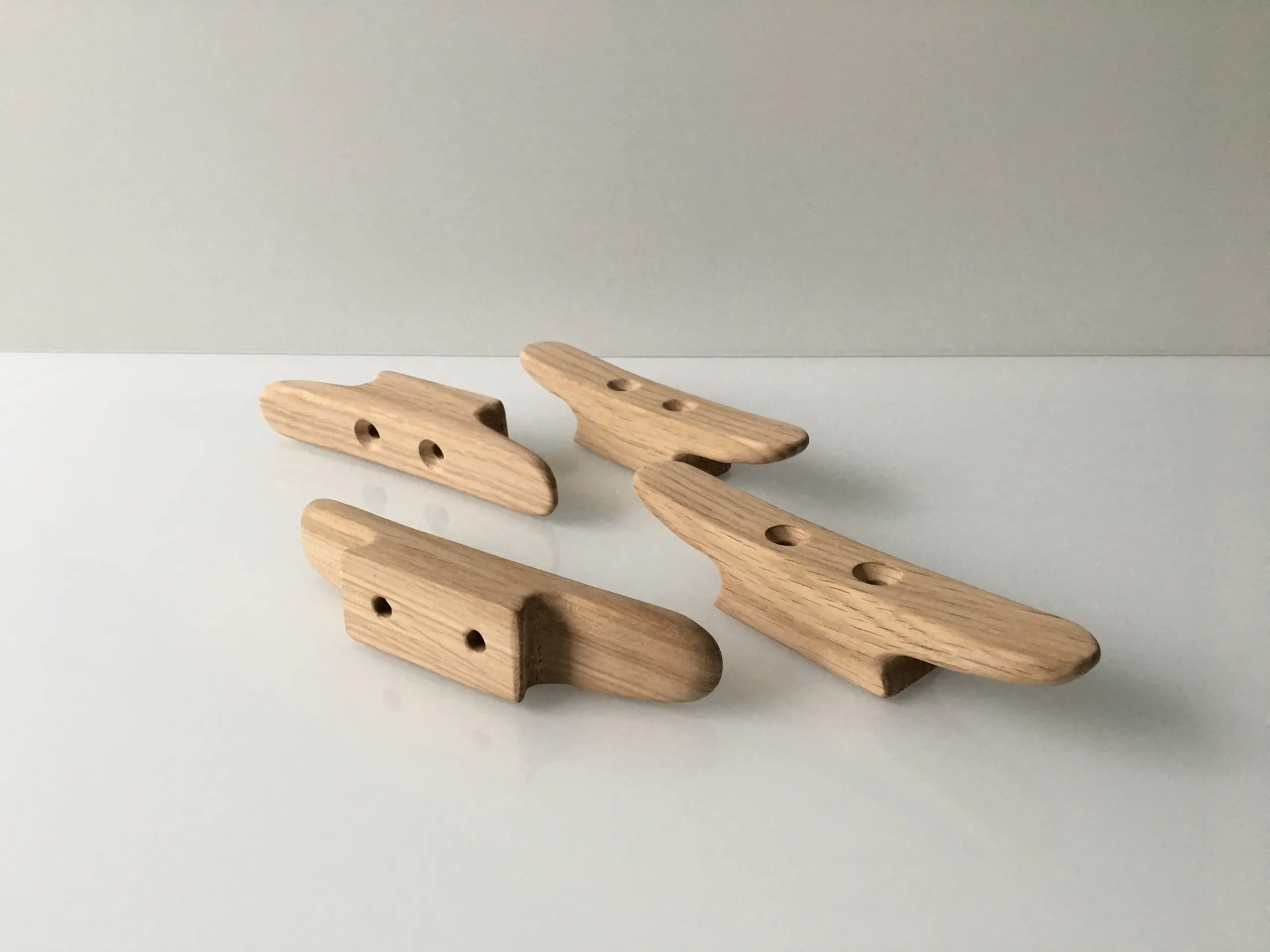 Bare oak cleat next to an oiled one, showing the colour difference