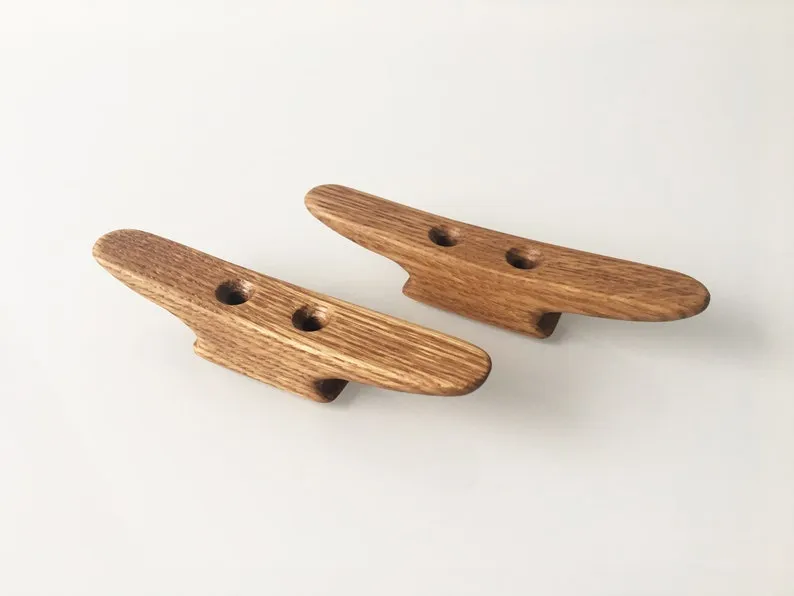 Close-up of oak grain and the rounded horns of the mini cleat