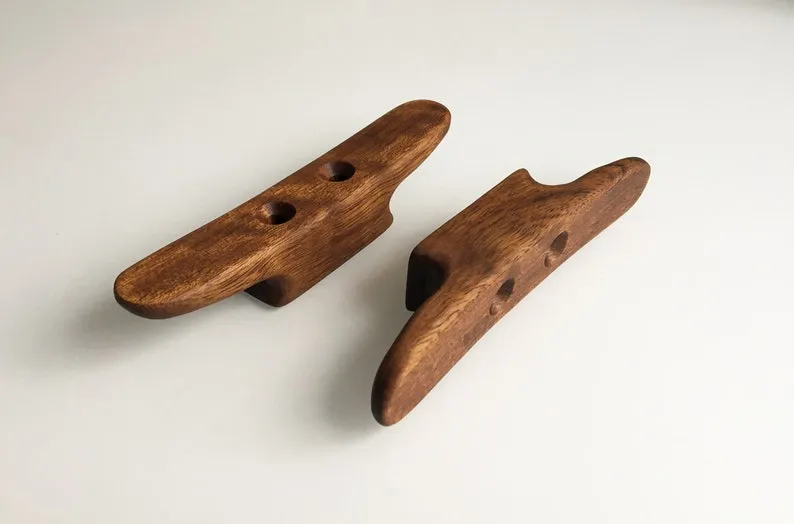 Teak cleat with 8 mm rope figure-eighted around its horns