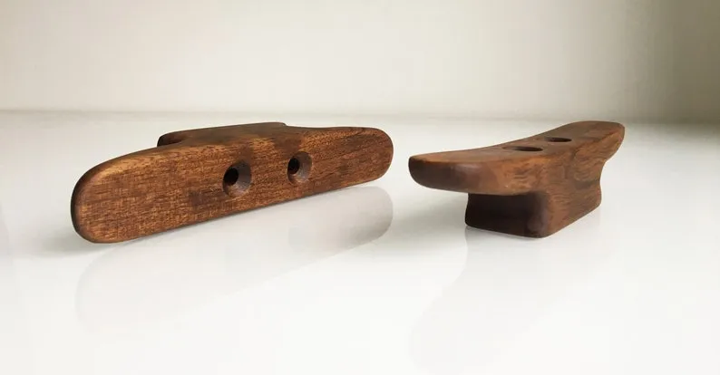 Underside of a cleat with the two 6 mm mounting holes