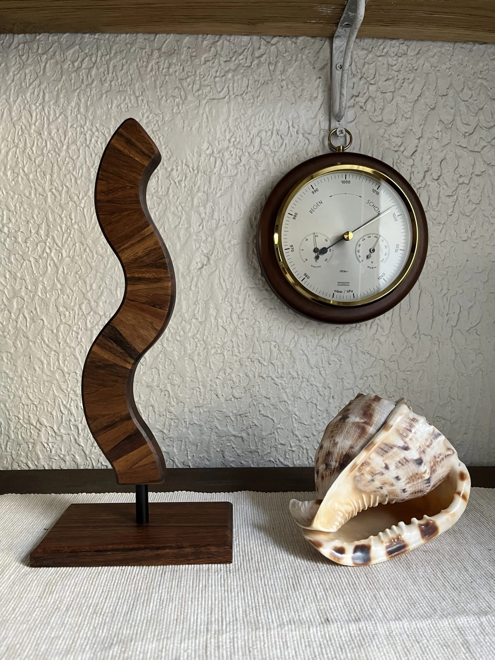 The sculpture seen from above, base and blade lined up