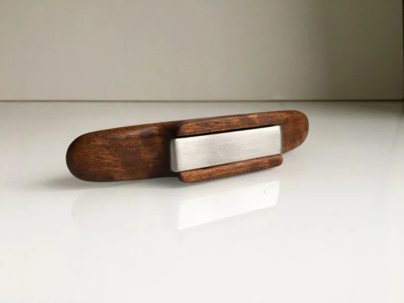 Lifting a cap off a bottle with the wooden cleat opener